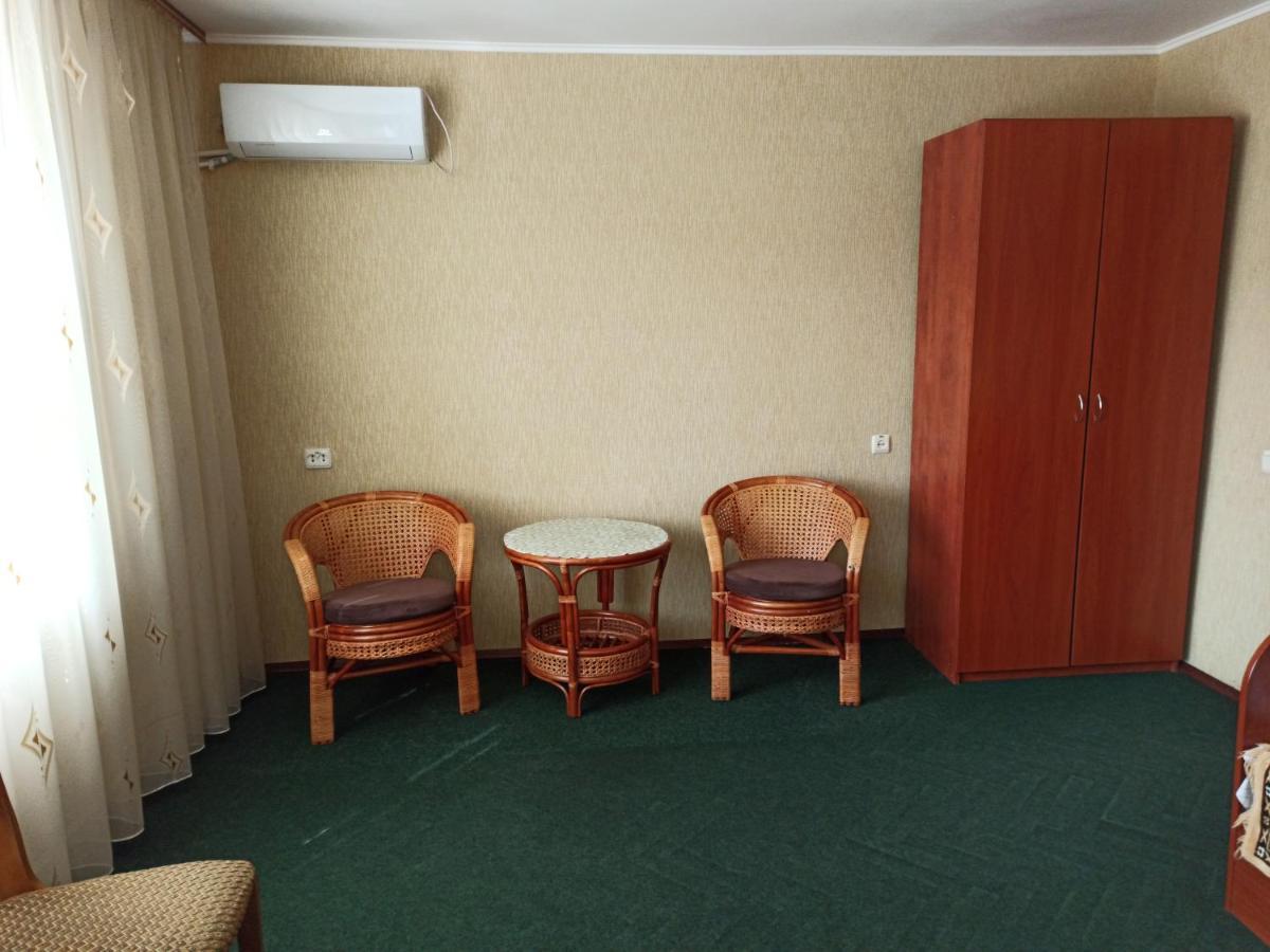 Hotel "Nizhyn" Extérieur photo